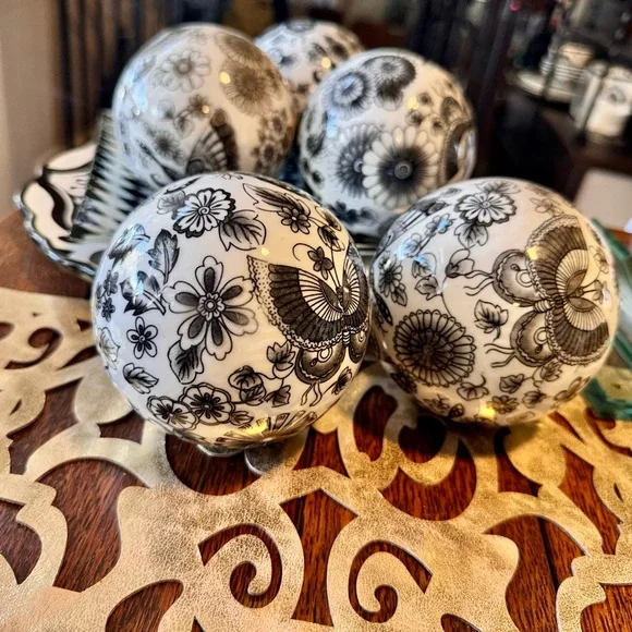 Elegant Chinoiserie Porcelain Ceramic Ball Black & White Carpet Balls Home Decor - Picture 14 of 16